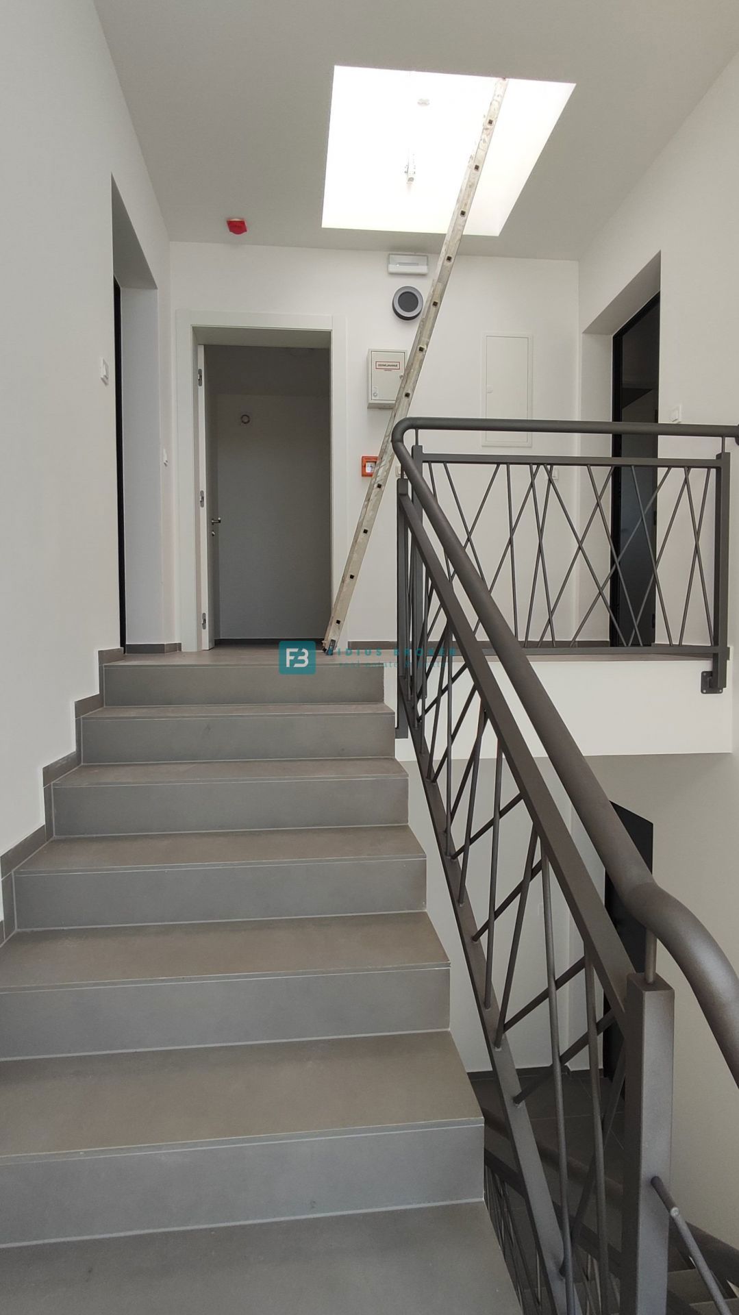 VODICE, novogradnja, 2. nadstropje, 400 m od plaže, pogled na more