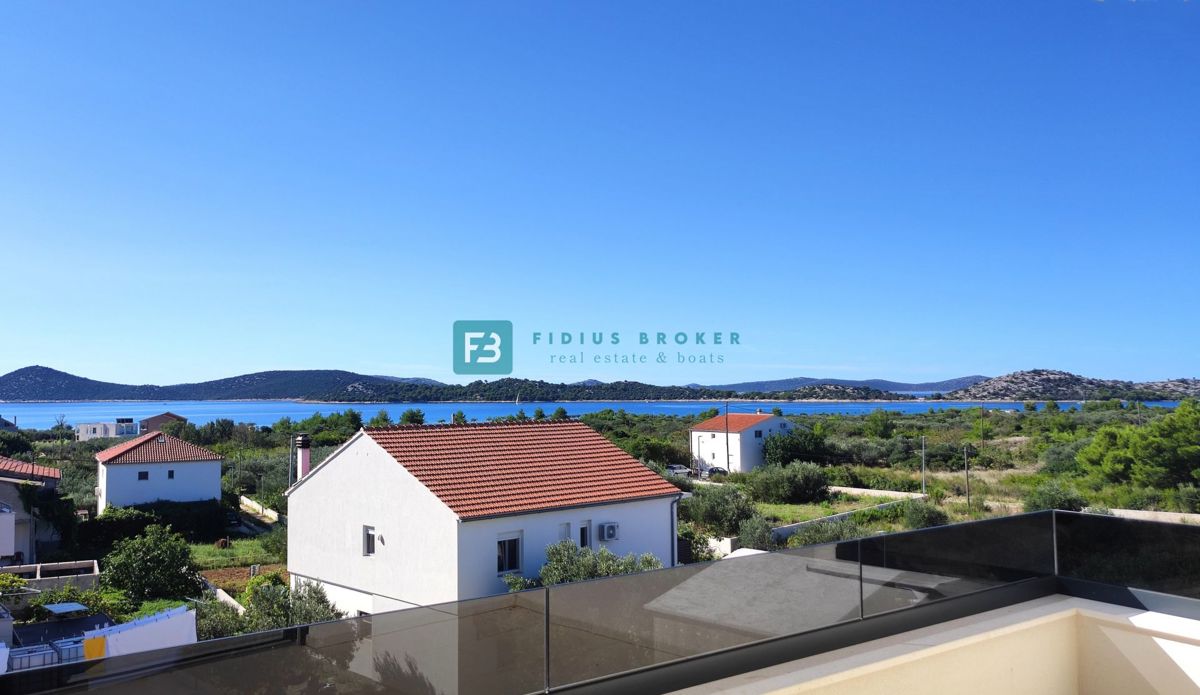 VODICE, novogradnja, 2. nadstropje, 400 m od plaže, pogled na more