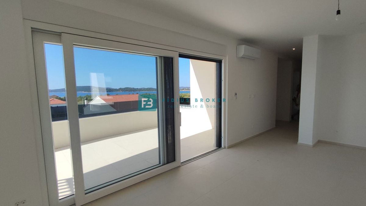 VODICE, novogradnja, 2. nadstropje, 400 m od plaže, pogled na more