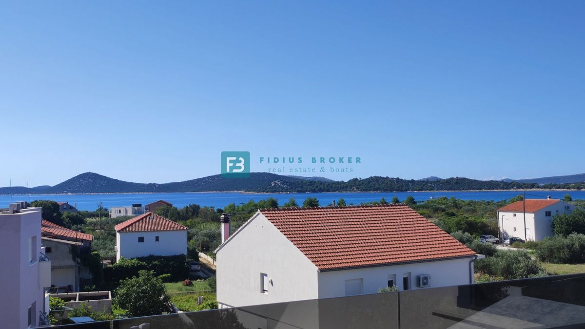 VODICE, novogradnja, 2. nadstropje, 400 m od plaže, pogled na more