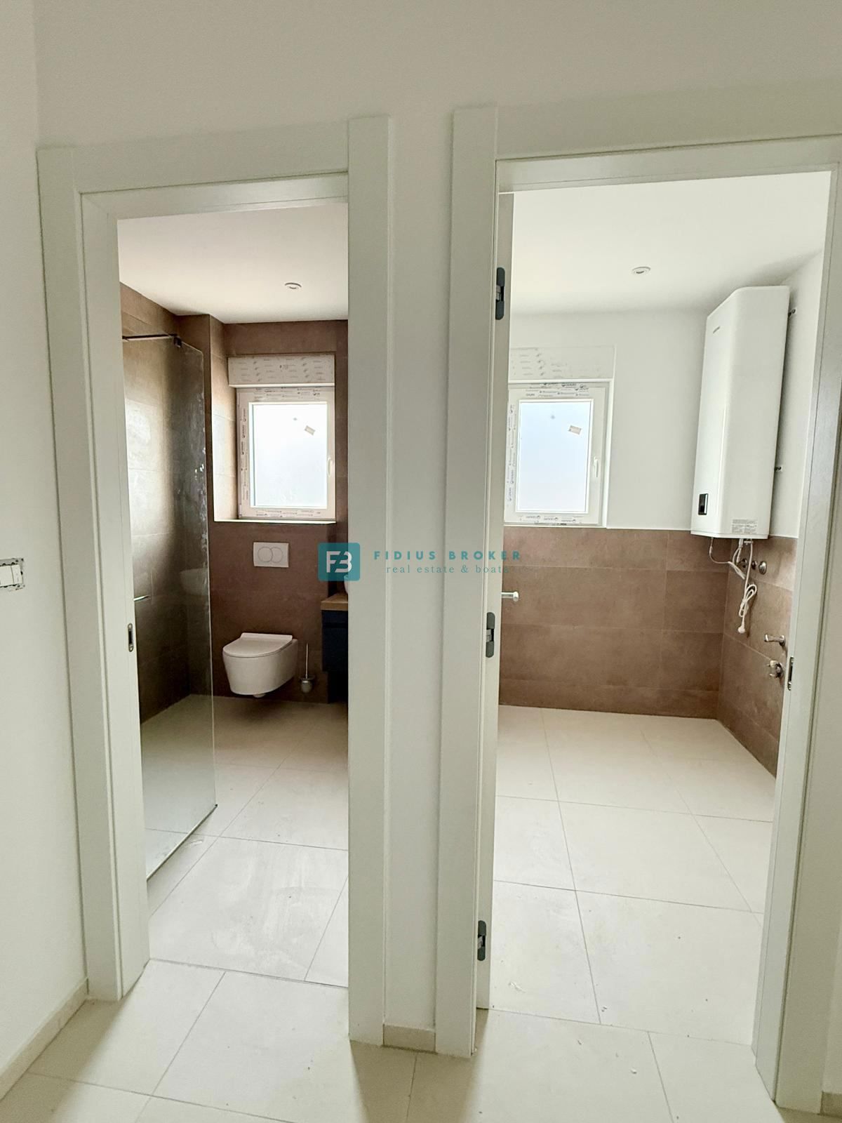 VODICE, novogradnja, 2. nadstropje, 400 m od plaže, pogled na more