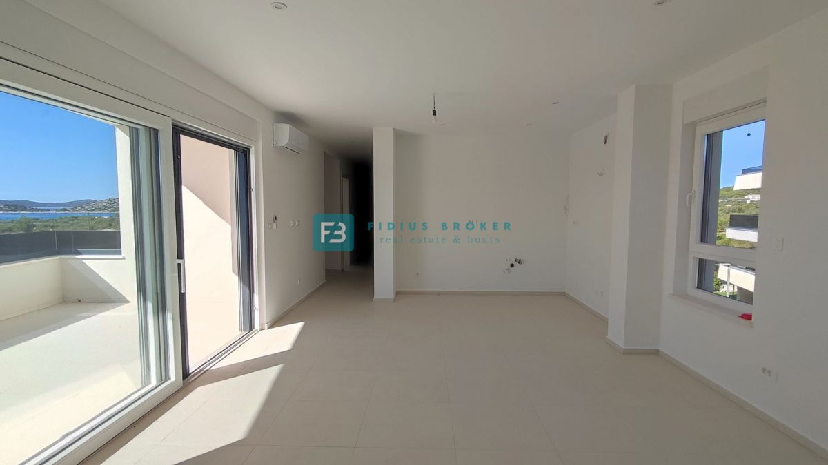 VODICE, novogradnja, 2. nadstropje, 400 m od plaže, pogled na more