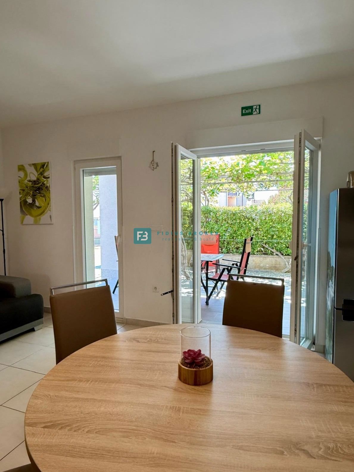 VODICE, samostojna hiša, 430 m do plaže, 5 apartmajev