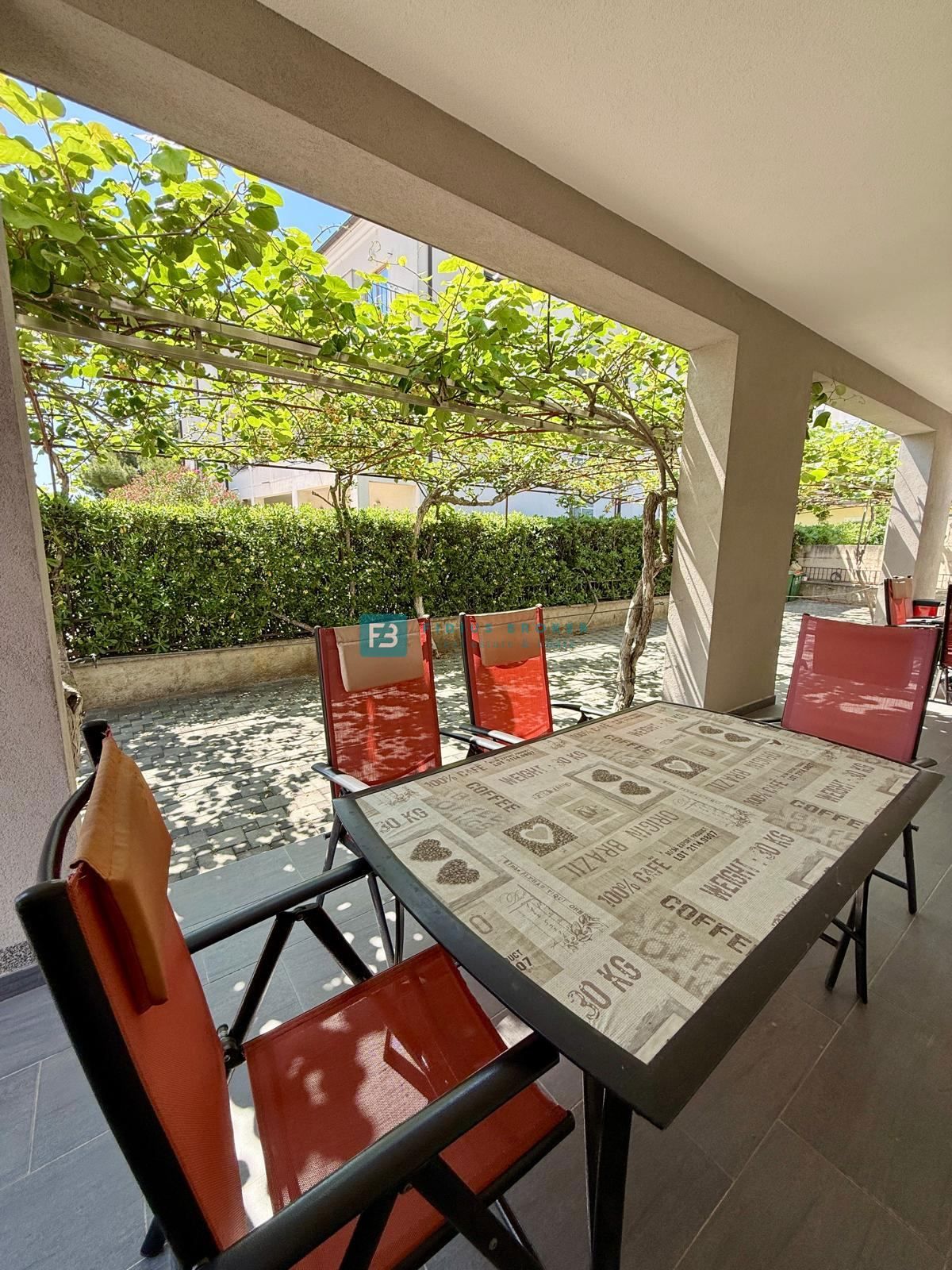 VODICE, samostojna hiša, 430 m do plaže, 5 apartmajev