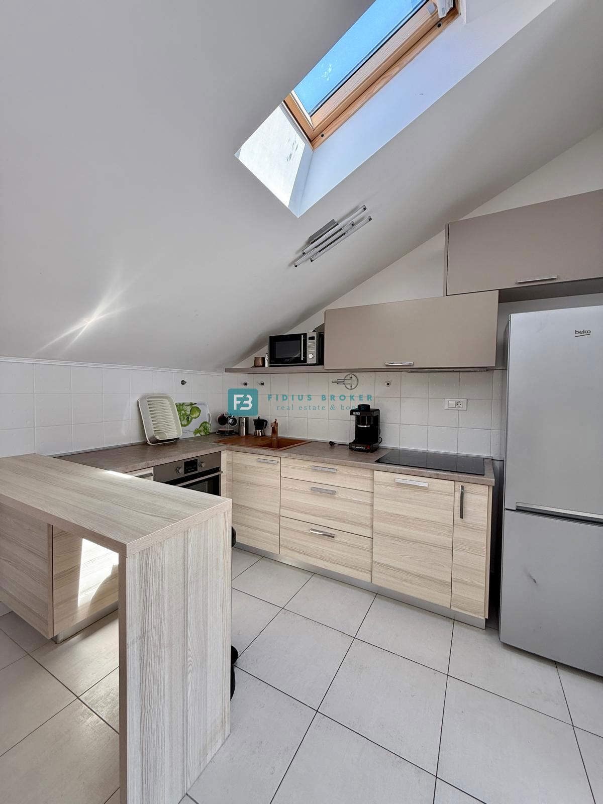 VODICE, samostojna hiša, 430 m do plaže, 5 apartmajev