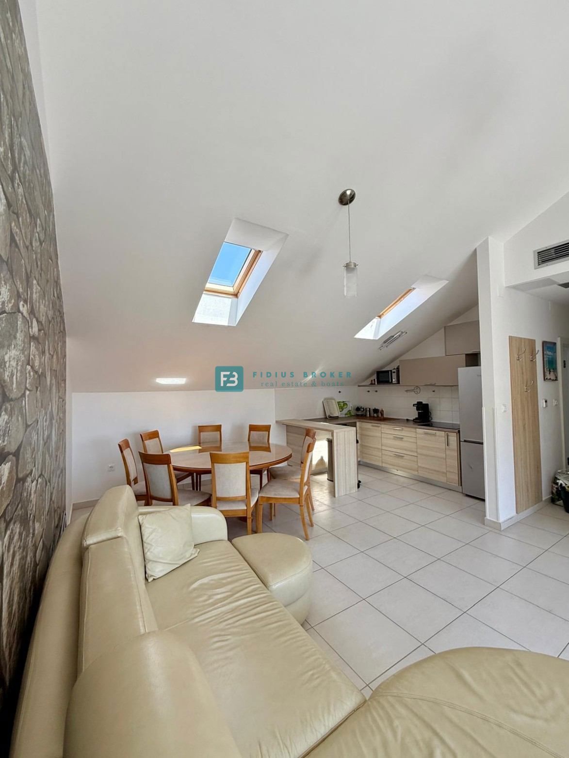 VODICE, samostojna hiša, 430 m do plaže, 5 apartmajev