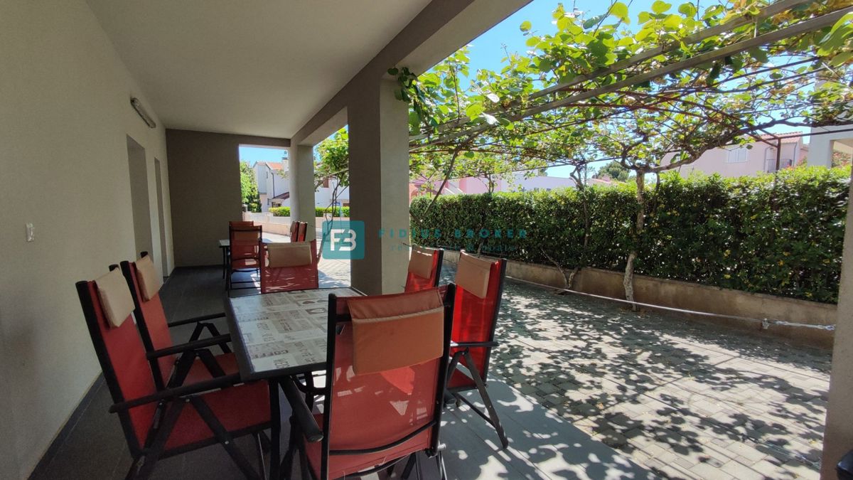 VODICE, samostojna hiša, 430 m do plaže, 5 apartmajev