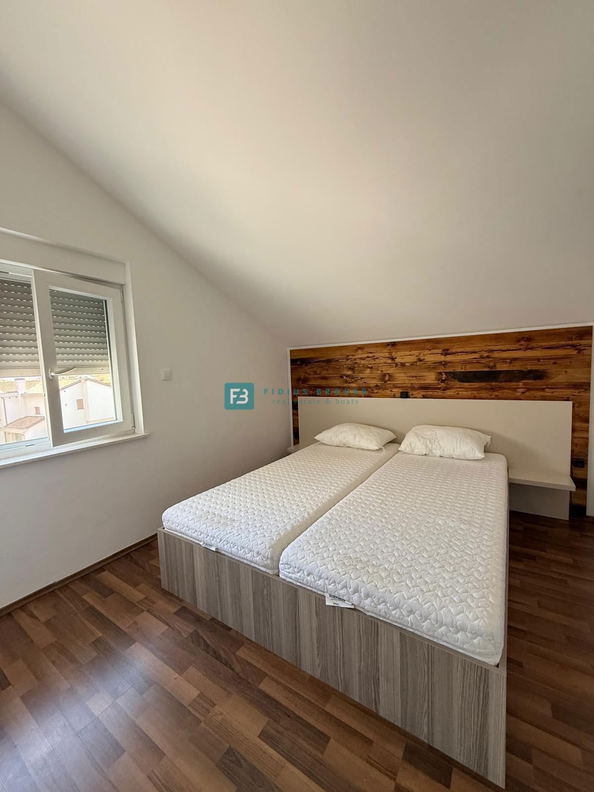 VODICE, samostojna hiša, 430 m do plaže, 5 apartmajev