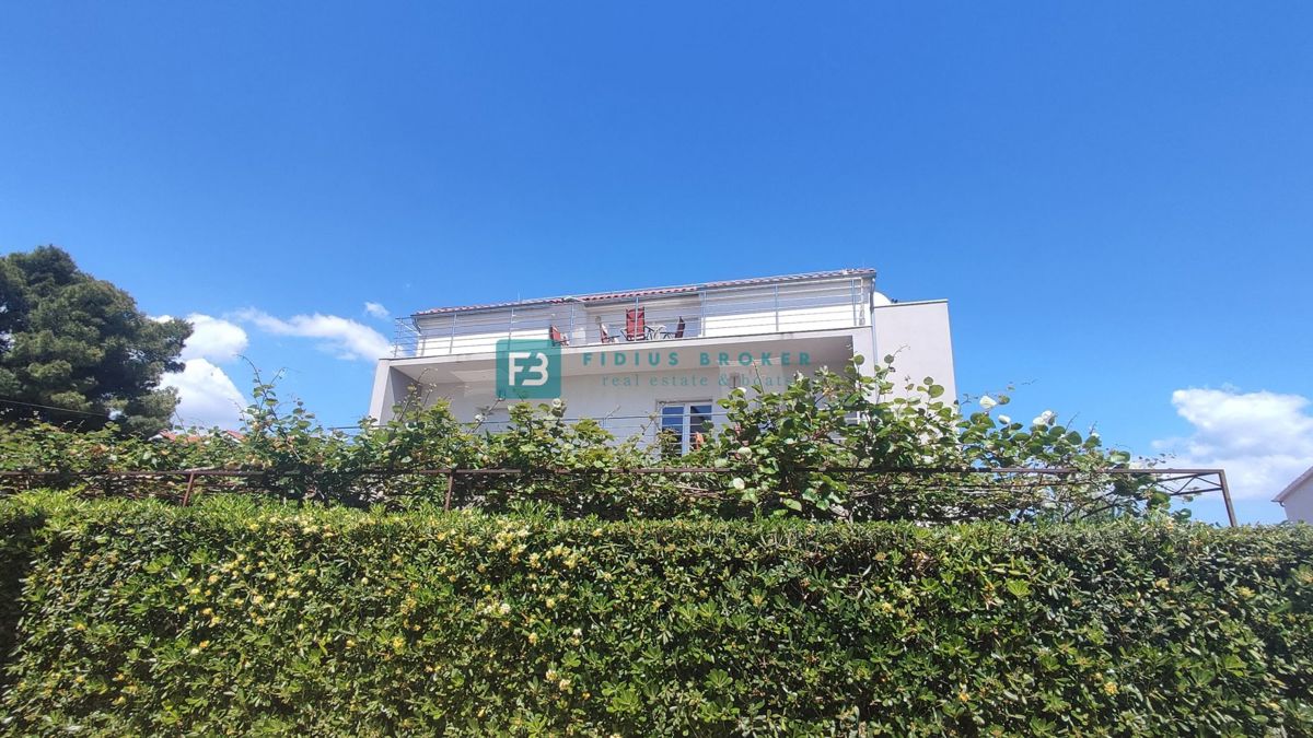 VODICE, samostojna hiša, 430 m do plaže, 5 apartmajev