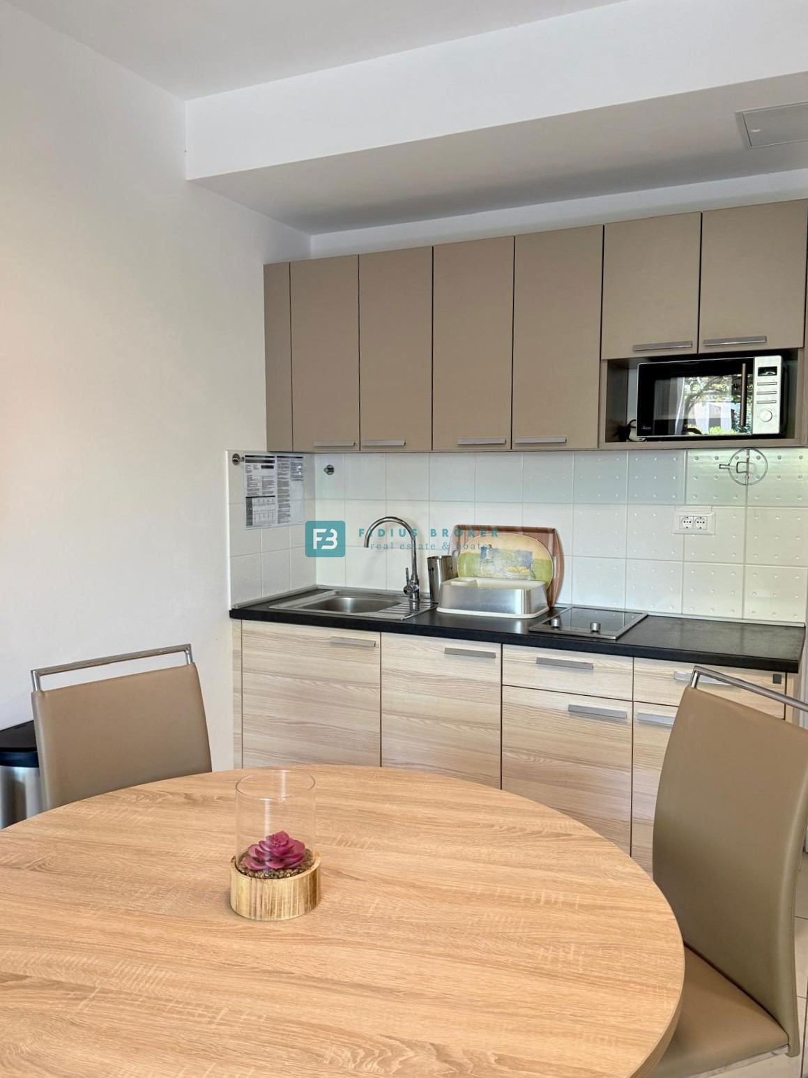 VODICE, samostojna hiša, 430 m do plaže, 5 apartmajev