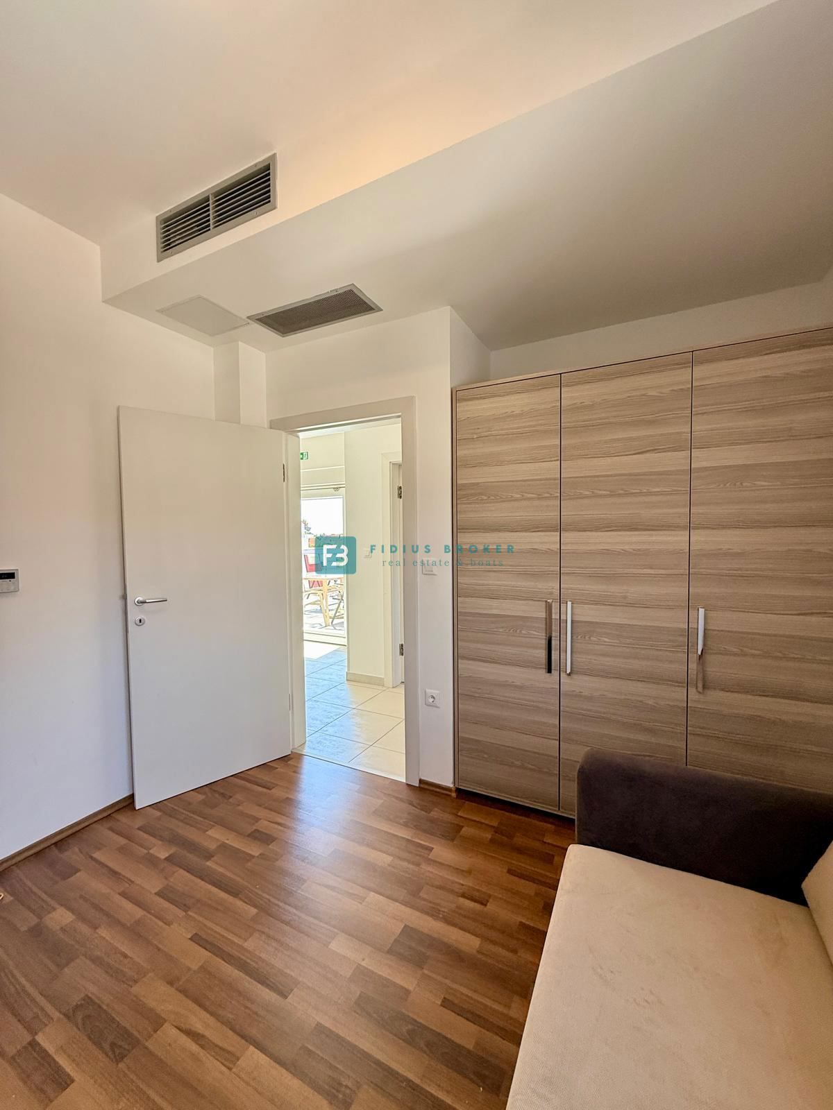 VODICE, samostojna hiša, 430 m do plaže, 5 apartmajev