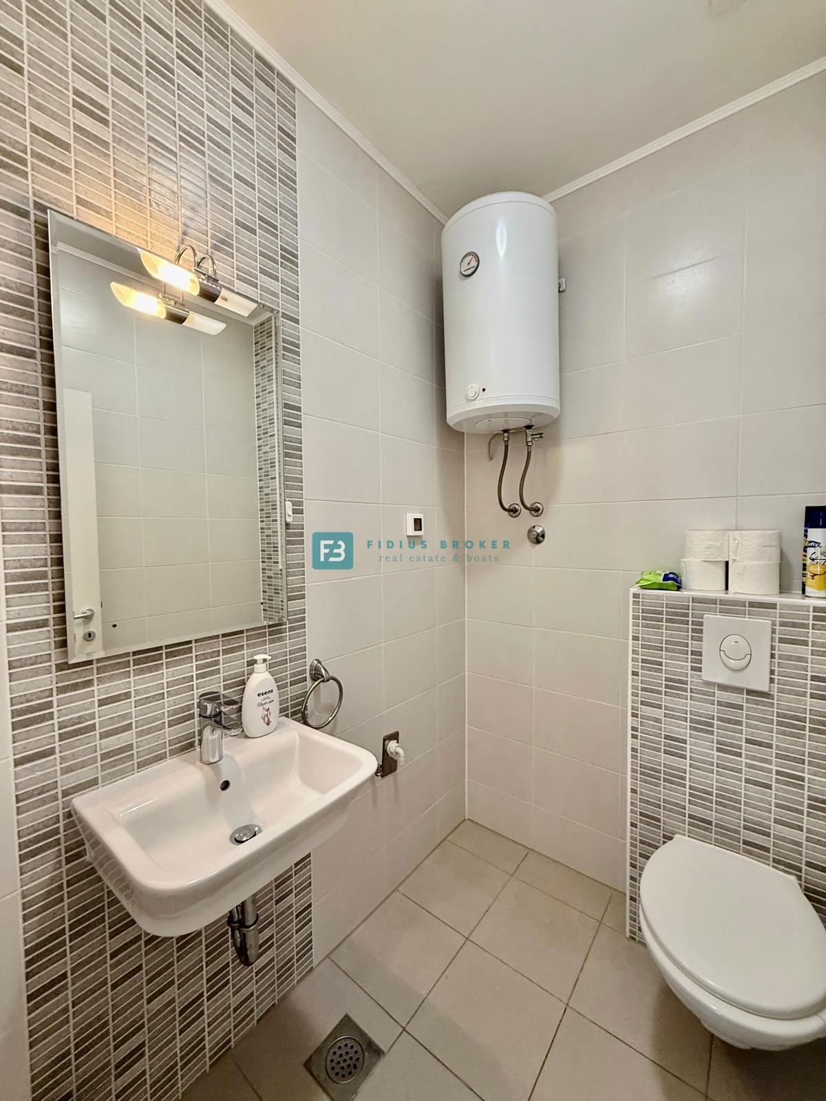 VODICE, samostojna hiša, 430 m do plaže, 5 apartmajev