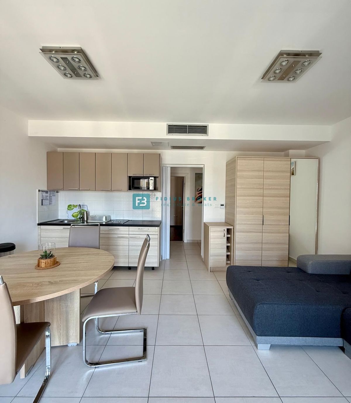 VODICE, samostojna hiša, 430 m do plaže, 5 apartmajev