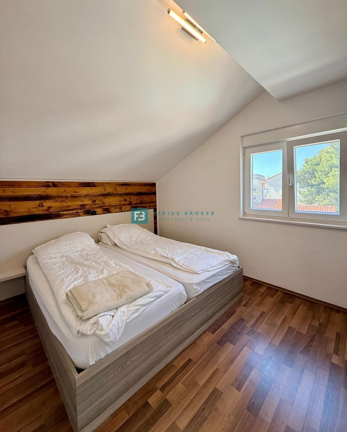 VODICE, samostojna hiša, 430 m do plaže, 5 apartmajev