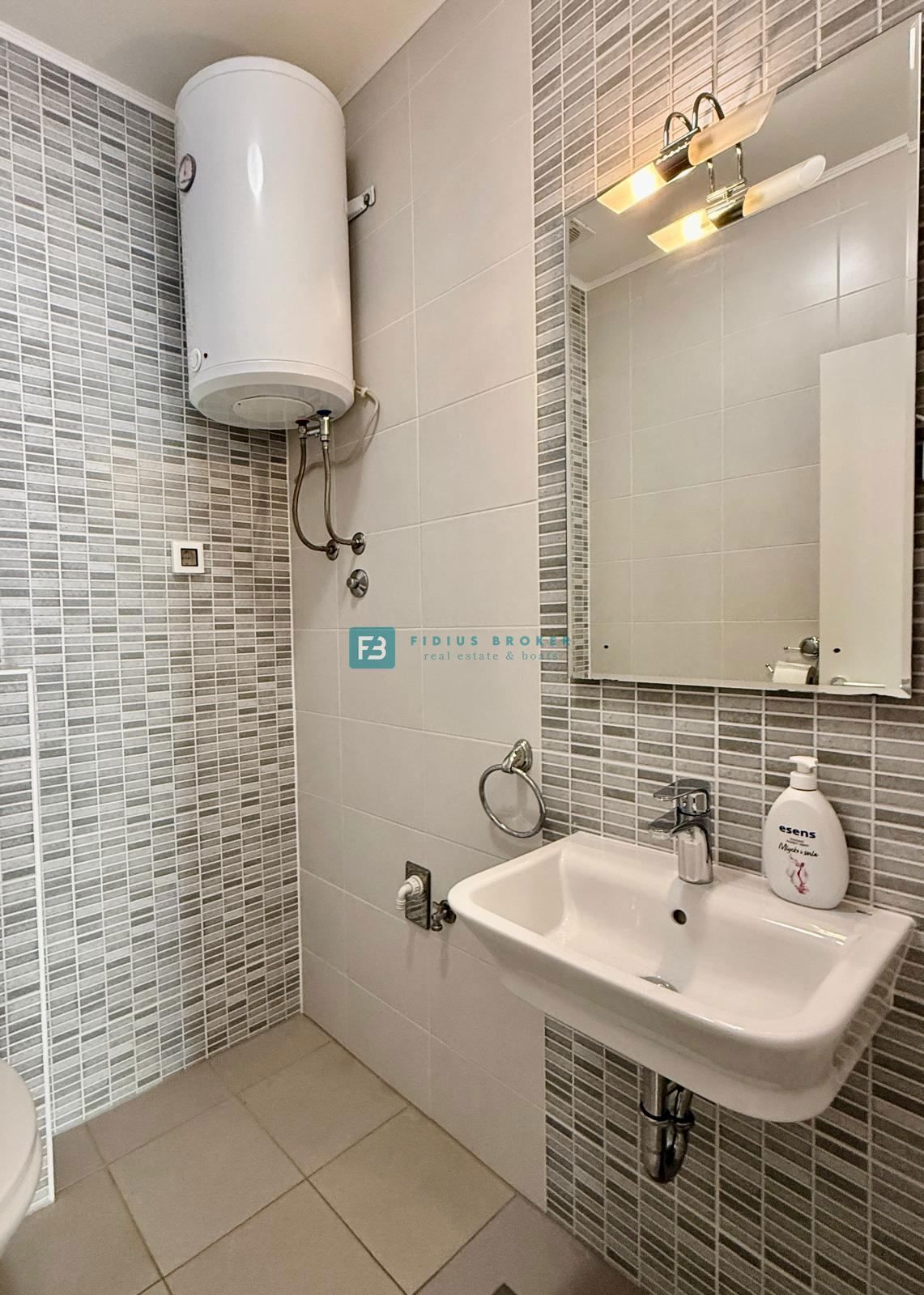 VODICE, samostojna hiša, 430 m do plaže, 5 apartmajev