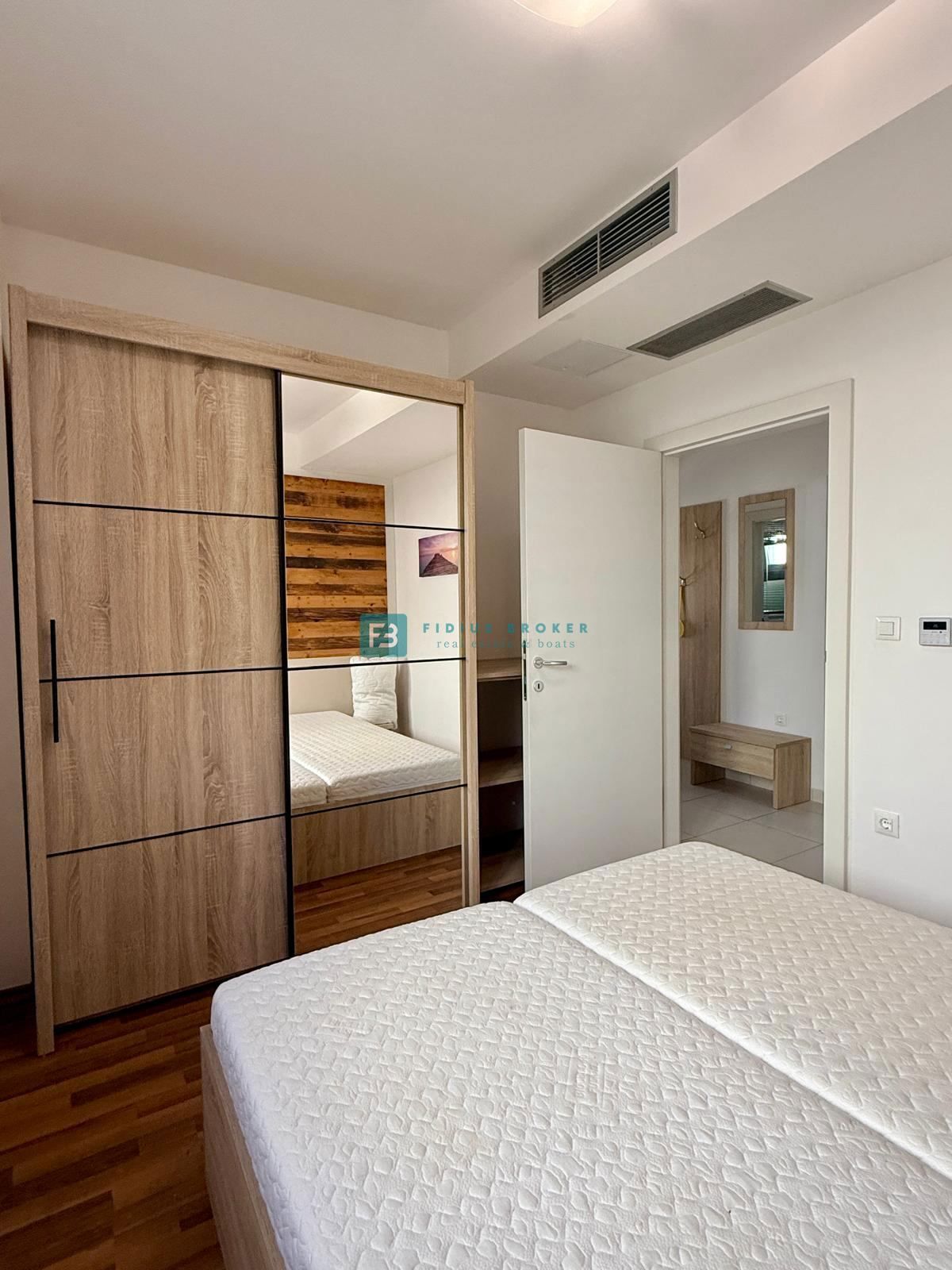 VODICE, samostojna hiša, 430 m do plaže, 5 apartmajev