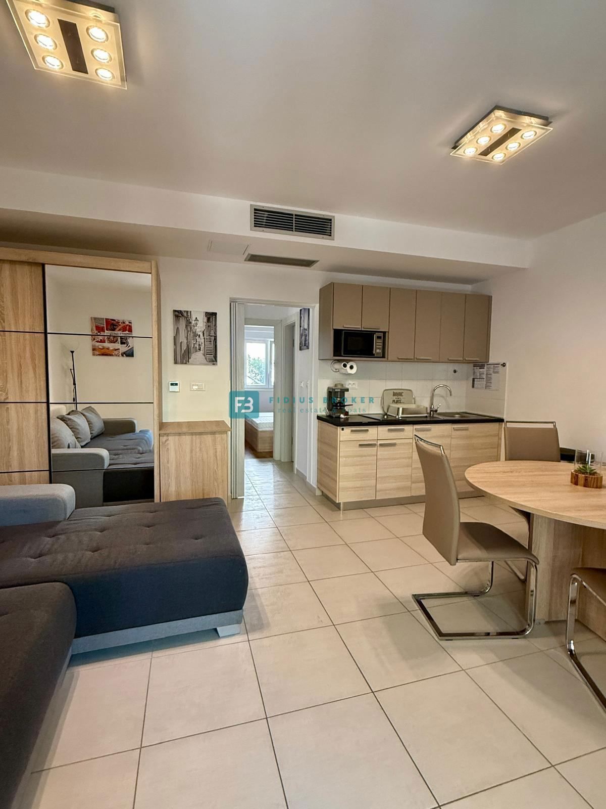 VODICE, samostojna hiša, 430 m do plaže, 5 apartmajev