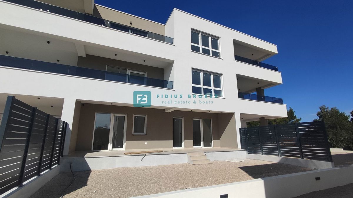 VODICE, novogradnja, pritličje, vrt 36 m2, mirna lokacija, S2