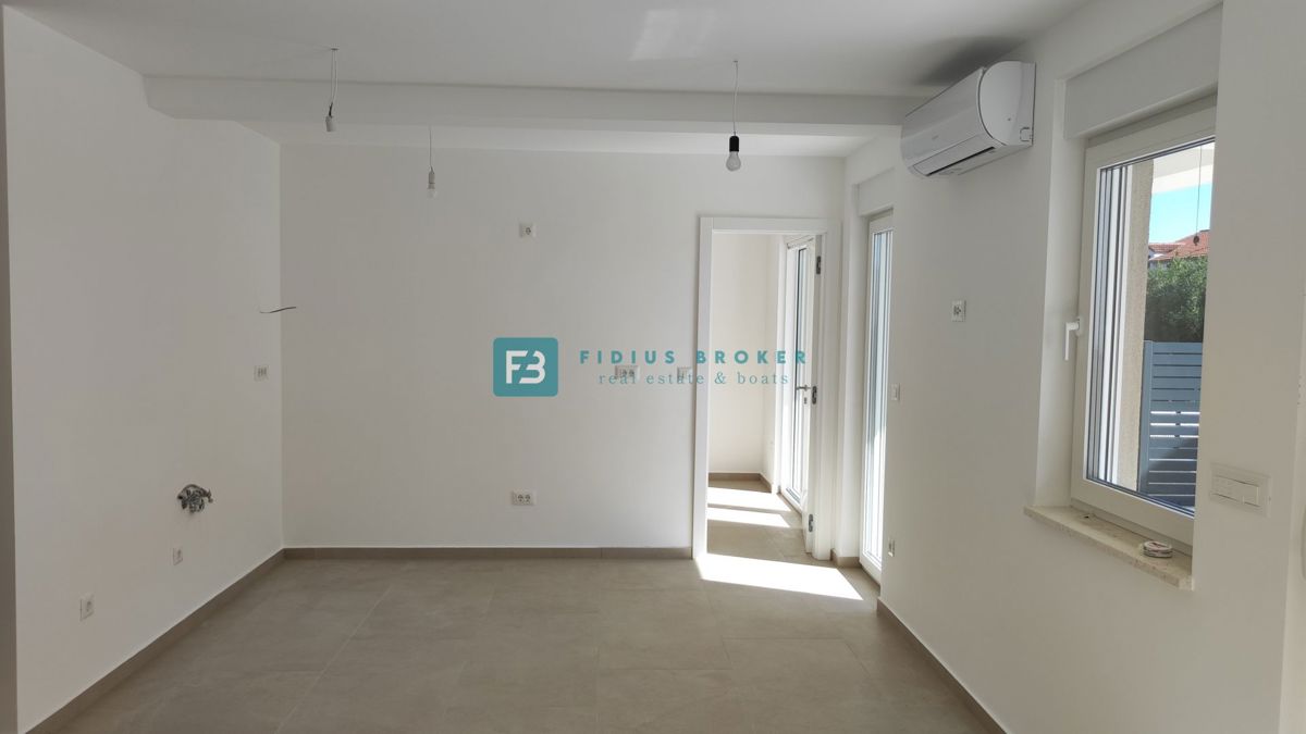 VODICE, novogradnja, pritličje, vrt 36 m2, mirna lokacija, S2