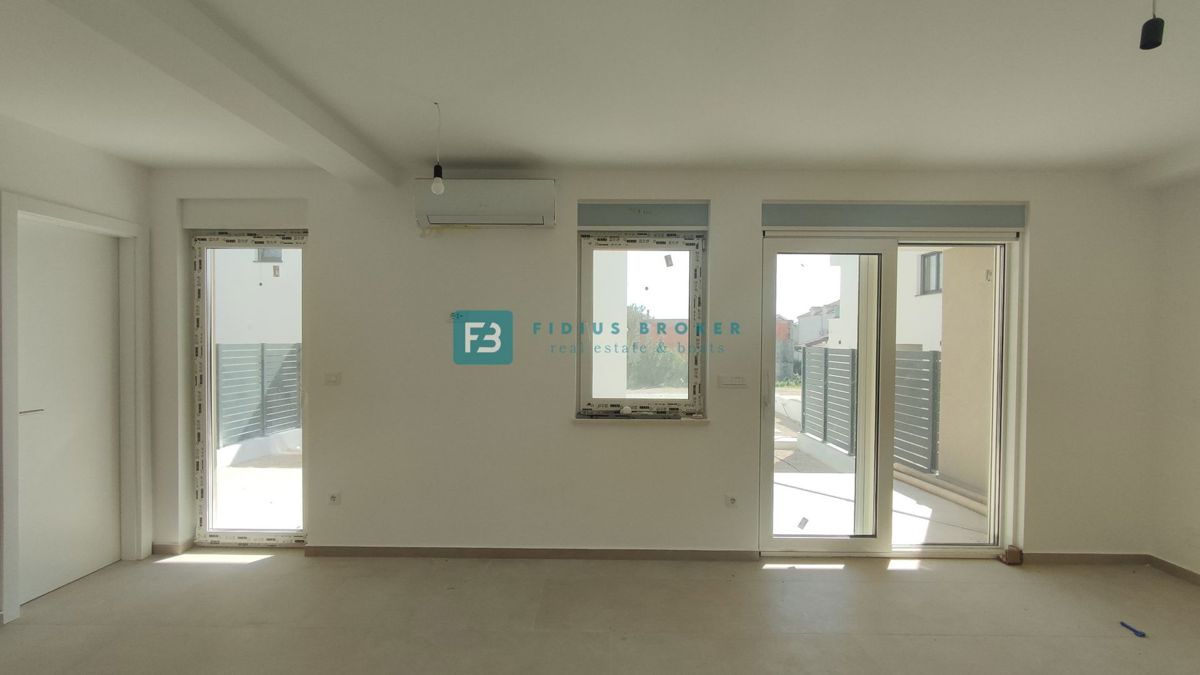 VODICE, novogradnja, pritličje, vrt 36 m2, mirna lokacija, S2