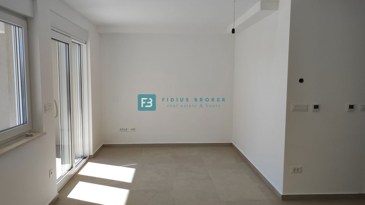 VODICE, novogradnja, pritličje, vrt 36 m2, mirna lokacija, S2