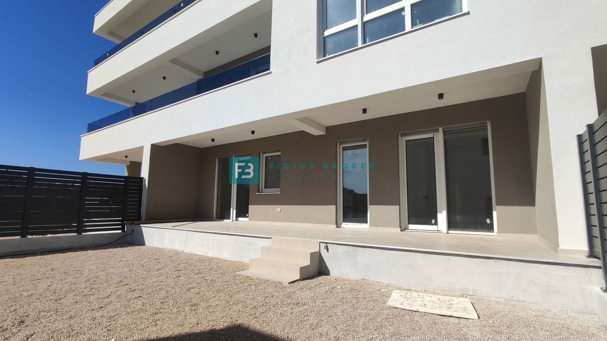 VODICE, novogradnja, pritličje, vrt 36 m2, mirna lokacija, S2