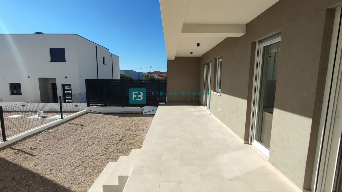 VODICE, novogradnja, pritličje, vrt 36 m2, mirna lokacija, S2