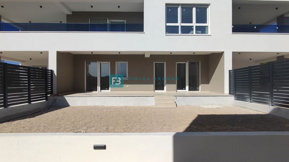 VODICE, novogradnja, pritličje, vrt 36 m2, mirna lokacija, S2