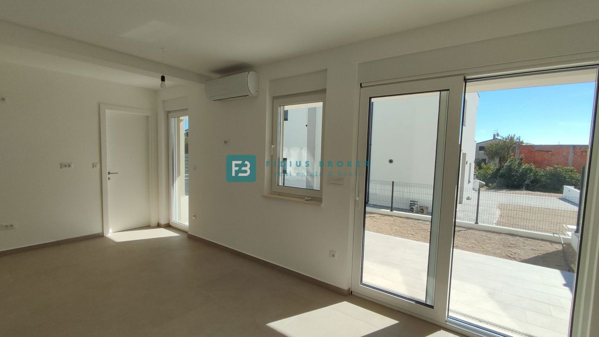 VODICE, novogradnja, pritličje, vrt 36 m2, mirna lokacija, S2