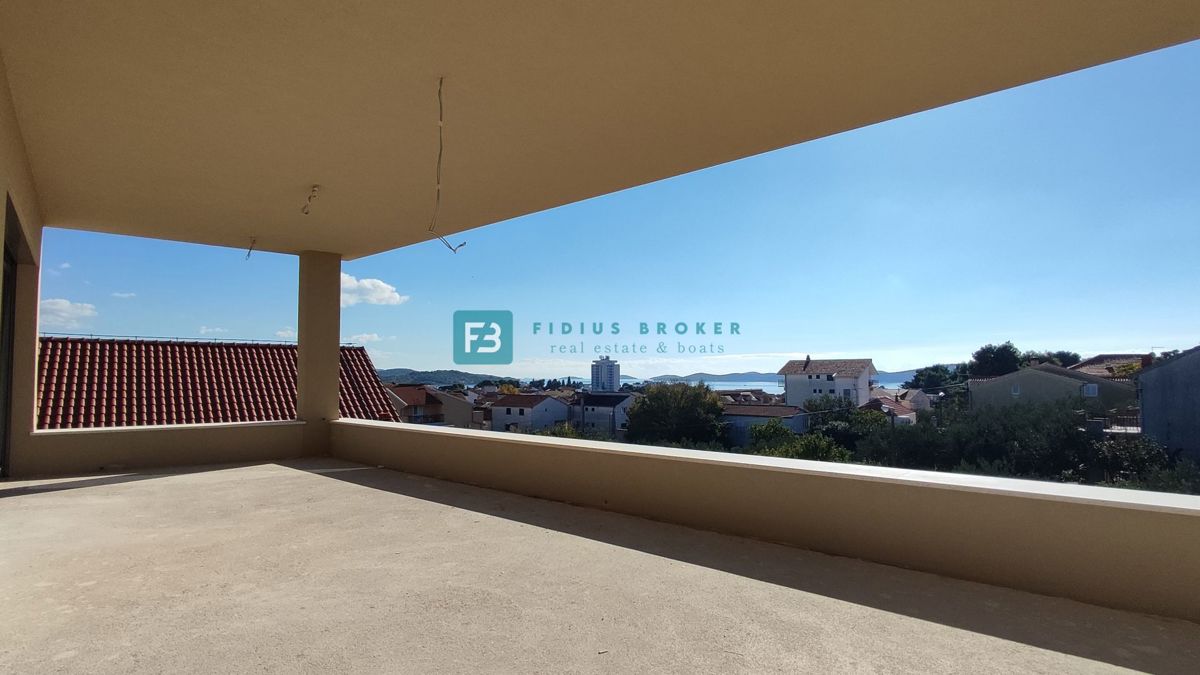 VODICE, novogradnja, 2. nad., 600 m do plaže, dvigalo, 3 spalnice