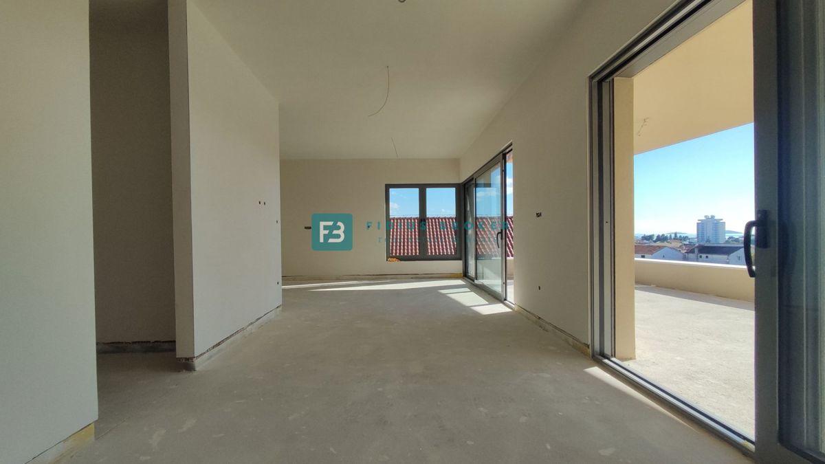 VODICE, novogradnja, 2. nad., 600 m do plaže, dvigalo, 3 spalnice