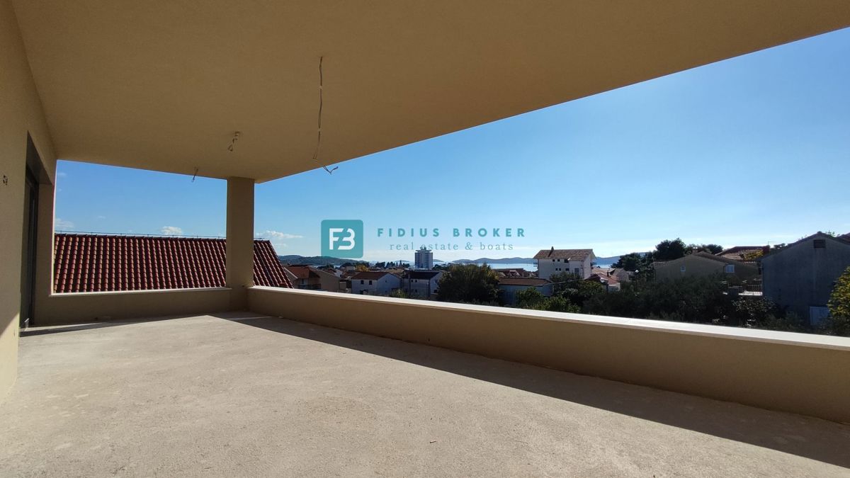 VODICE, novogradnja, 2. nad., 600 m do plaže, dvigalo, 3 spalnice