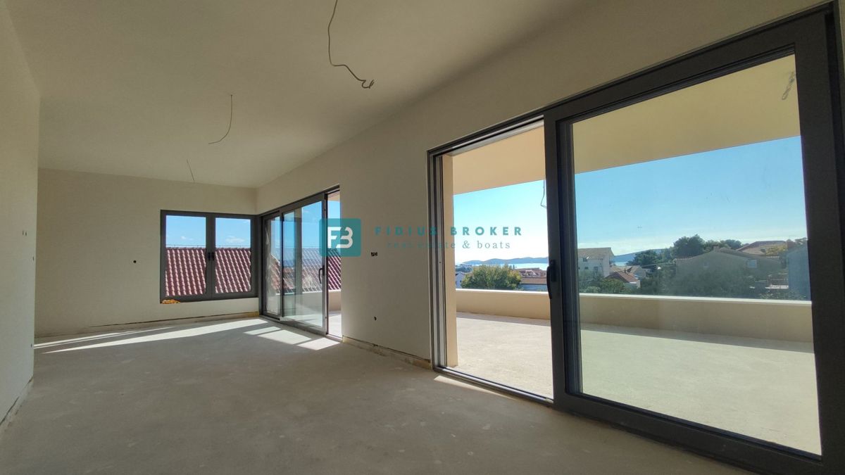 VODICE, novogradnja, 2. nad., 600 m do plaže, dvigalo, 3 spalnice