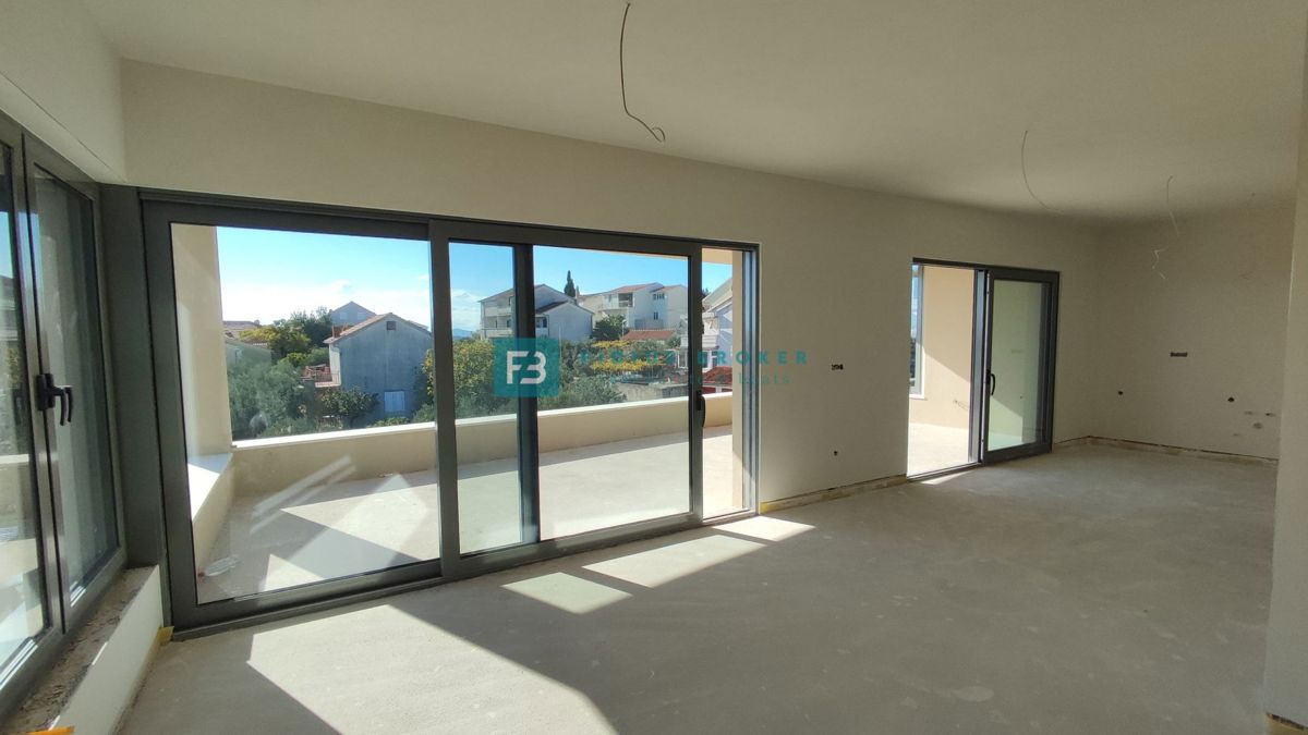 VODICE, novogradnja, 2. nad., 600 m do plaže, dvigalo, 3 spalnice