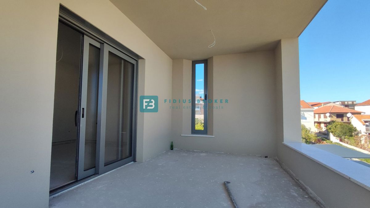 VODICE, novogradnja, 2. nad., 600 m do plaže, dvigalo, 3 spalnice