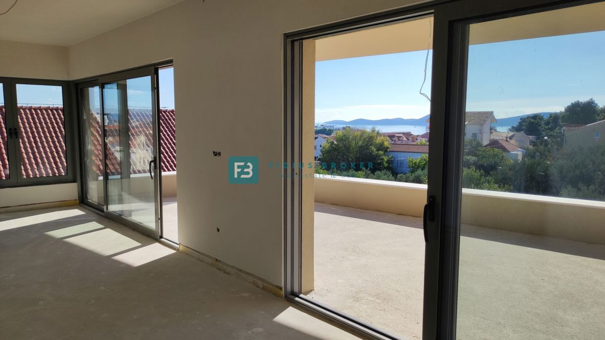 VODICE, novogradnja, 2. nad., 600 m do plaže, dvigalo, 3 spalnice