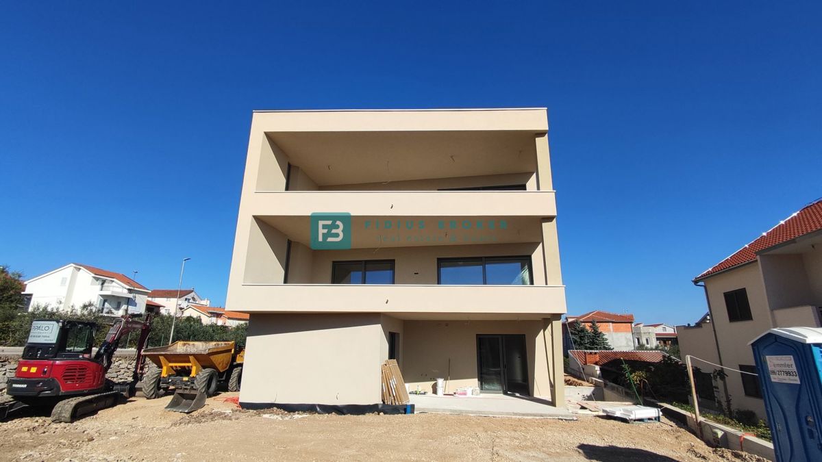 VODICE, novogradnja, 2. nad., 600 m do plaže, dvigalo, 3 spalnice