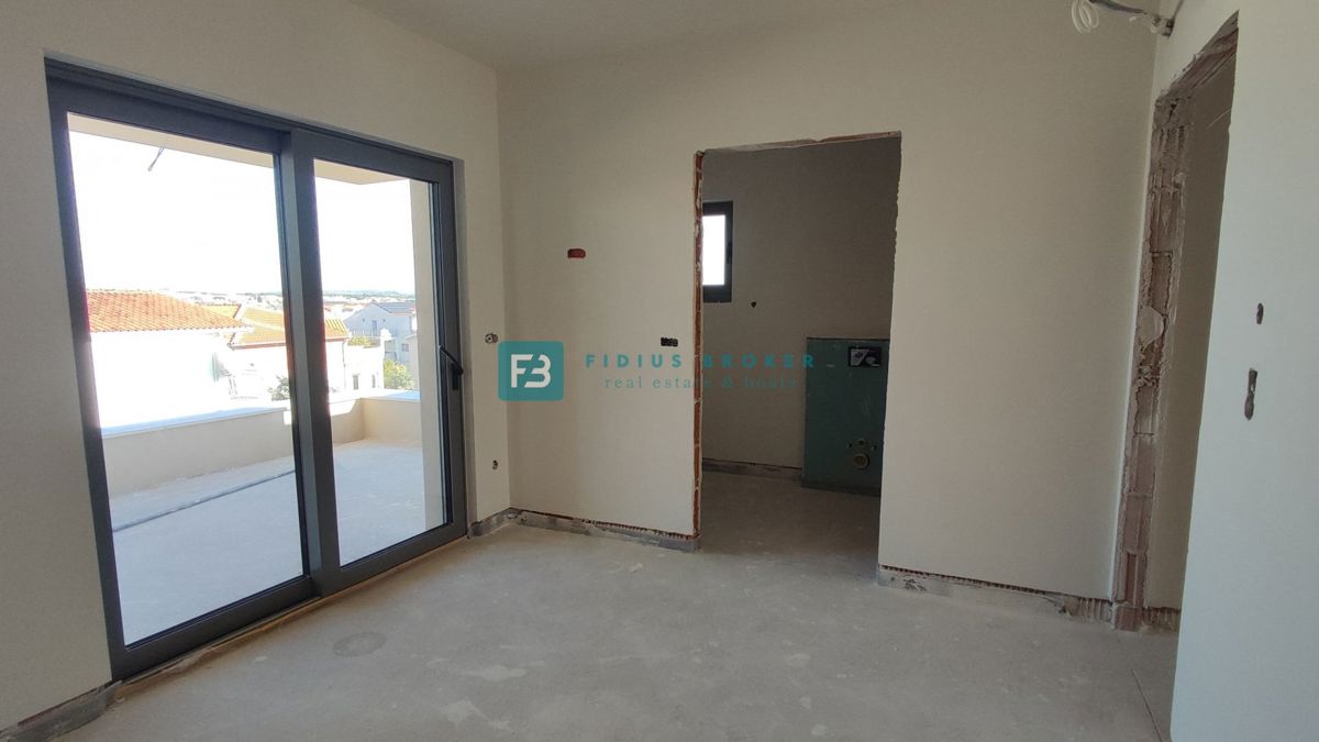 VODICE, novogradnja, 2. nad., 600 m do plaže, dvigalo, 3 spalnice