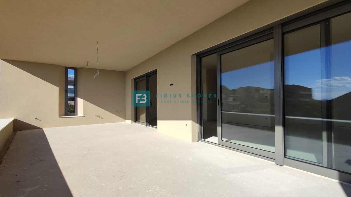 VODICE, novogradnja, 2. nad., 600 m do plaže, dvigalo, 3 spalnice