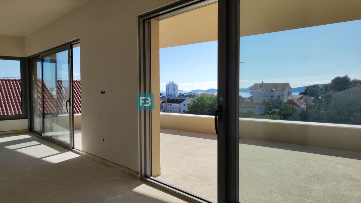 VODICE, novogradnja, 2. nad., 600 m do plaže, dvigalo, 3 spalnice