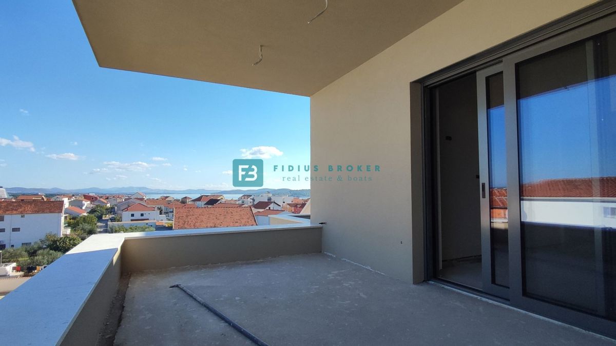 VODICE, novogradnja, 2. nad., 600 m do plaže, dvigalo, 3 spalnice