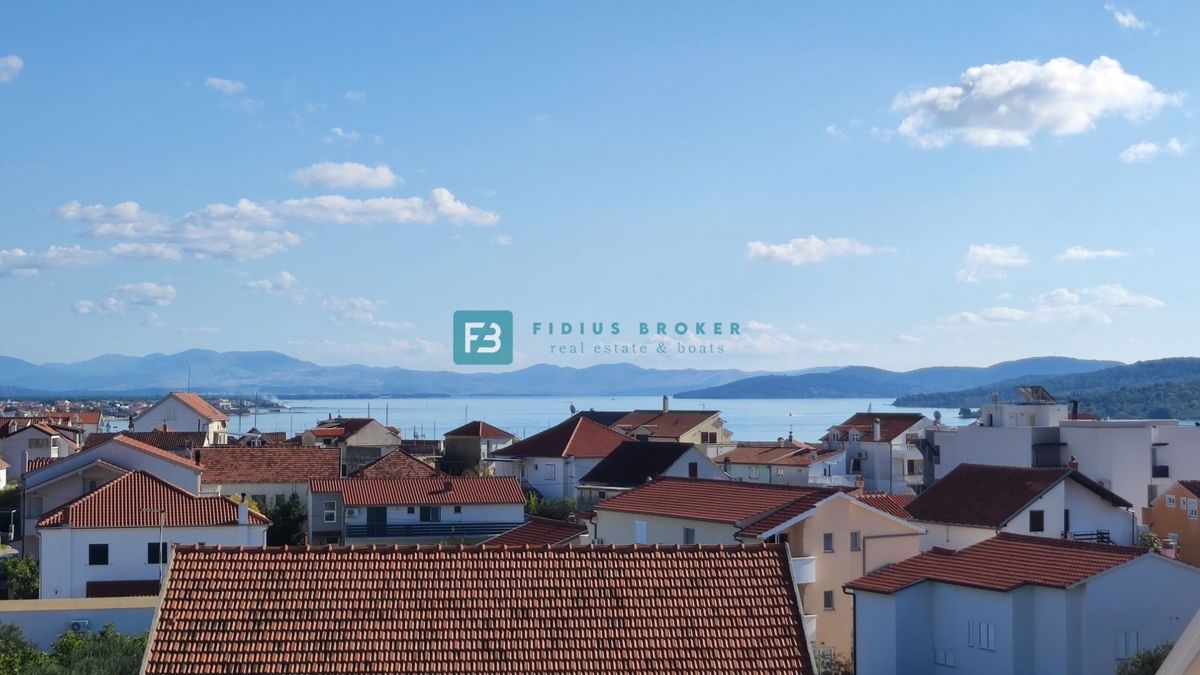 VODICE, novogradnja, 2. nad., 600 m do plaže, dvigalo, 3 spalnice