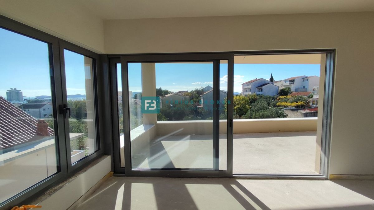 VODICE, novogradnja, 2. nad., 600 m do plaže, dvigalo, 3 spalnice