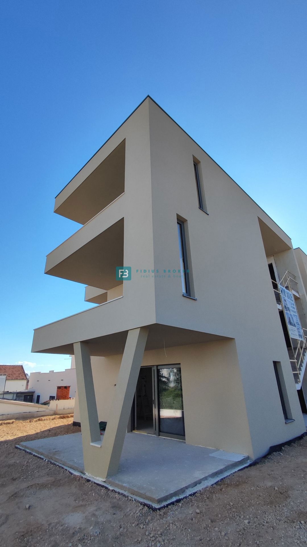 VODICE, novogradnja, 2. nad., 600 m do plaže, dvigalo, 3 spalnice