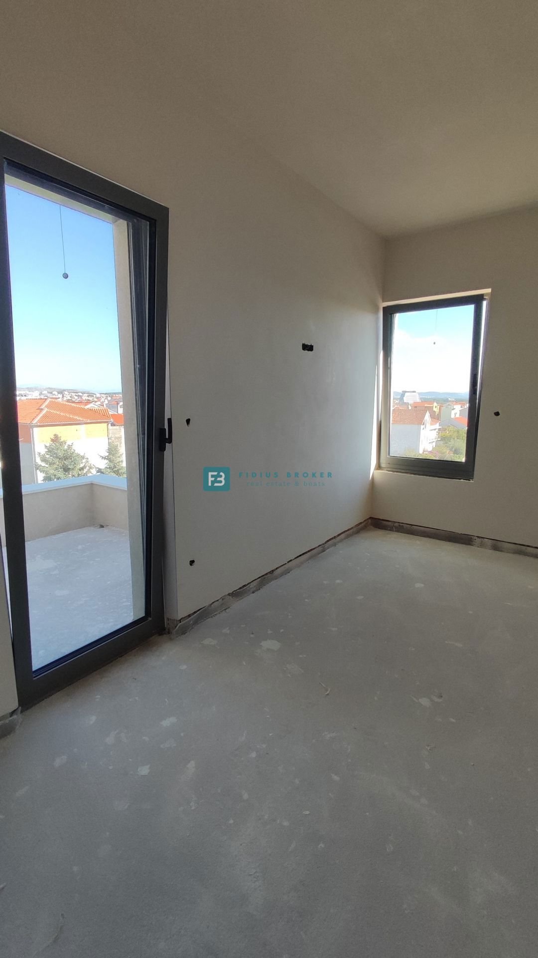 VODICE, novogradnja, 2. nad., 600 m do plaže, dvigalo, 3 spalnice