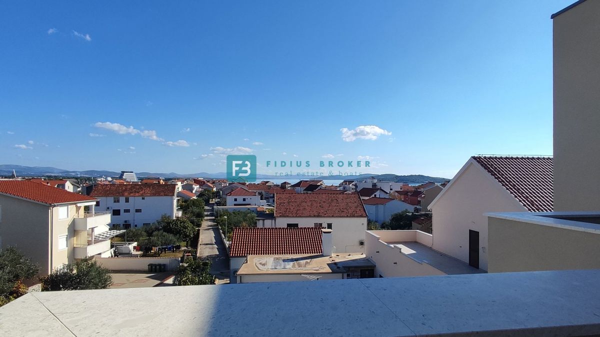 VODICE, novogradnja, 2. nad., 600 m do plaže, dvigalo, 3 spalnice