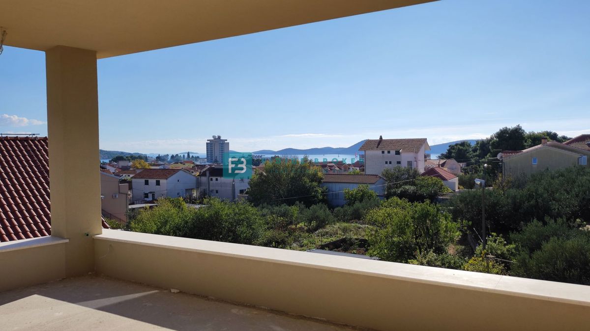 VODICE, novogradnja, 2. nad., 600 m do plaže, dvigalo, 3 spalnice