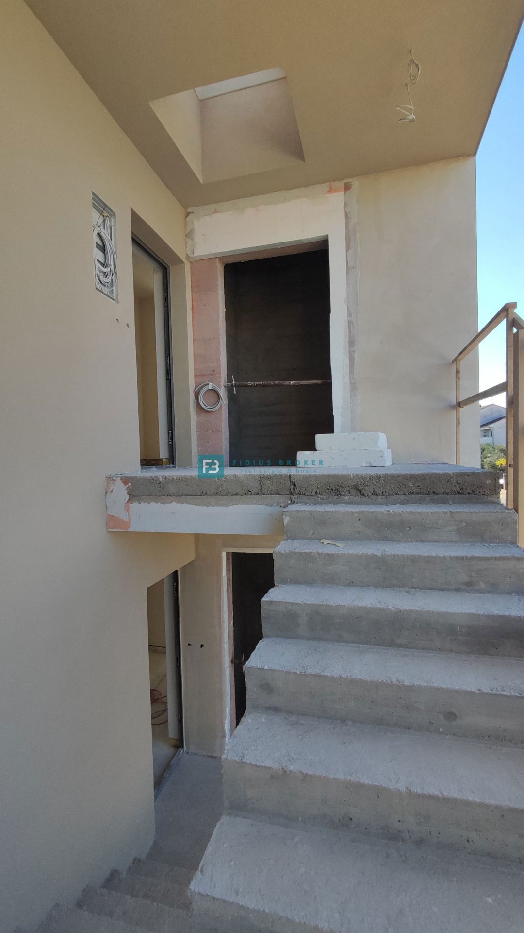 VODICE, novogradnja, 2. nad., 600 m do plaže, dvigalo, 3 spalnice