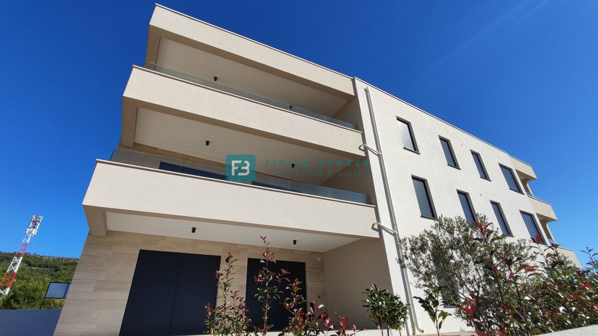 TRIBUNJ, novogradnja, pritličje + vrt 50 m2, 500 m do morja