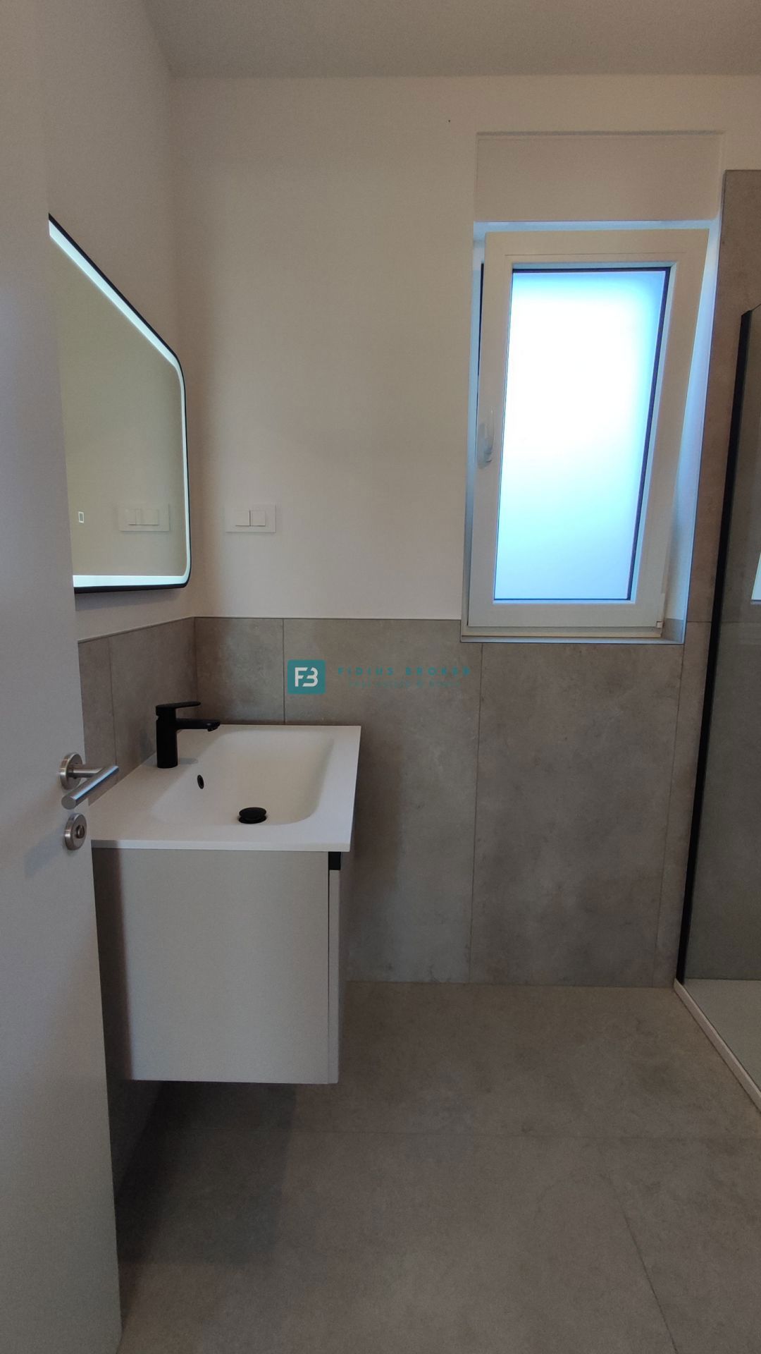 TRIBUNJ, novogradnja, pritličje + vrt 50 m2, 500 m do morja